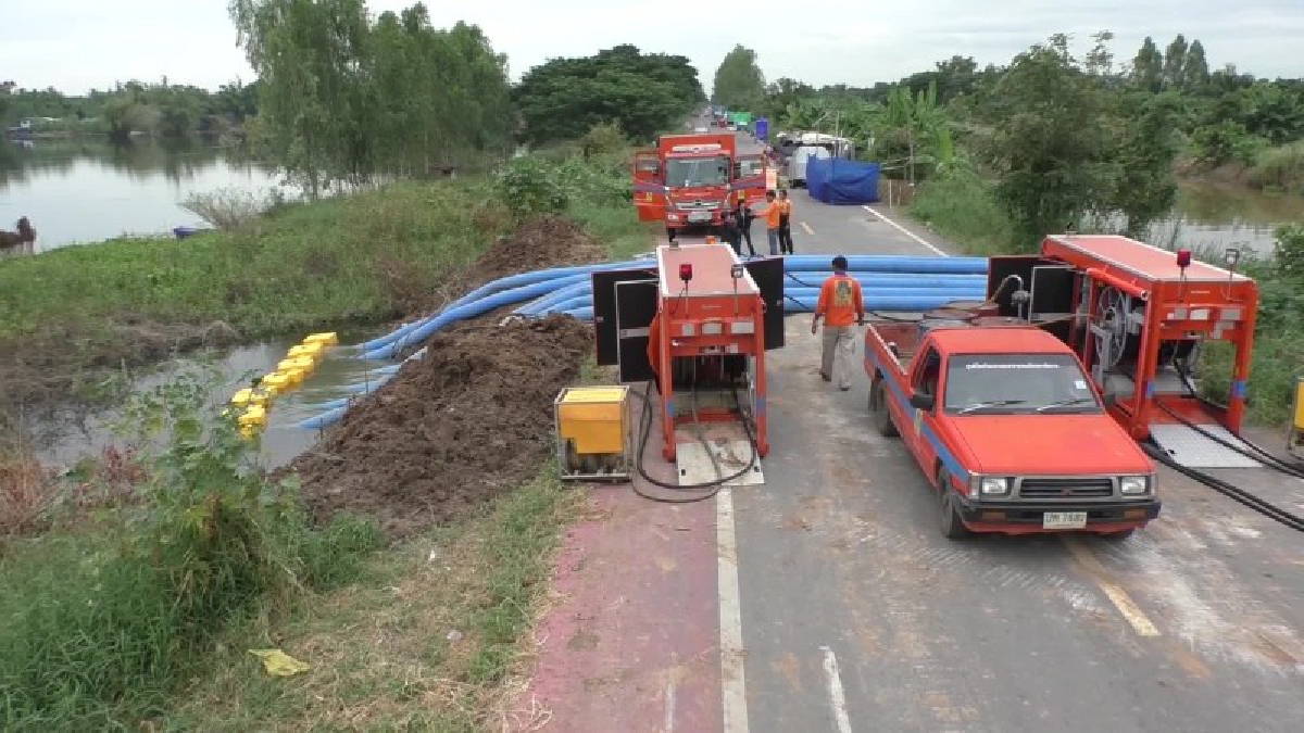 ปภ.เขต 16 ชัยนาท ใช้เครื่องสูบน้ำแสนลิตรต่อนาที สูบน้ำท่วมขังช่วยชาวบ้านให้กลับเข้าบ้านได้ หลังหนีน้ำท่วมขึ้นไปนอนริมถนนนานกว่า 1 เดือน