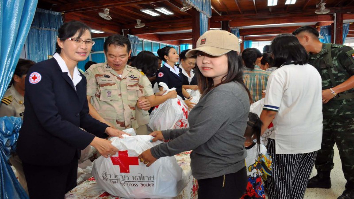 สุพรรณบุรี..!! สภากาชาดไทย มอบชุดธารน้ำใจ แก่ราษฎรที่ประสบอุทกภัย