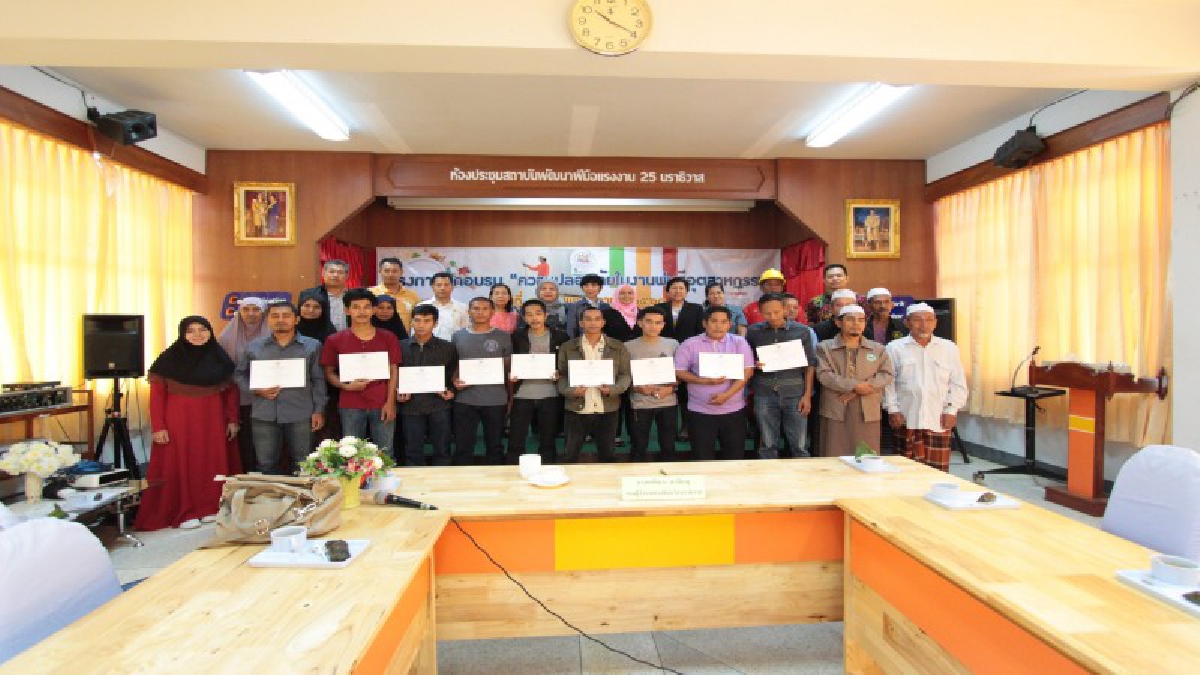 นราธิวาสสร้างงาน สร้างโอกาส ให้ผู้ว่างงานอีก 10 คน เข้าทำงานบริษัทเดบโบราห์ เซอรวิสเซล เผยจังหวัดดำเนินการต่อเนื่องตั้งแต่ปี 2557