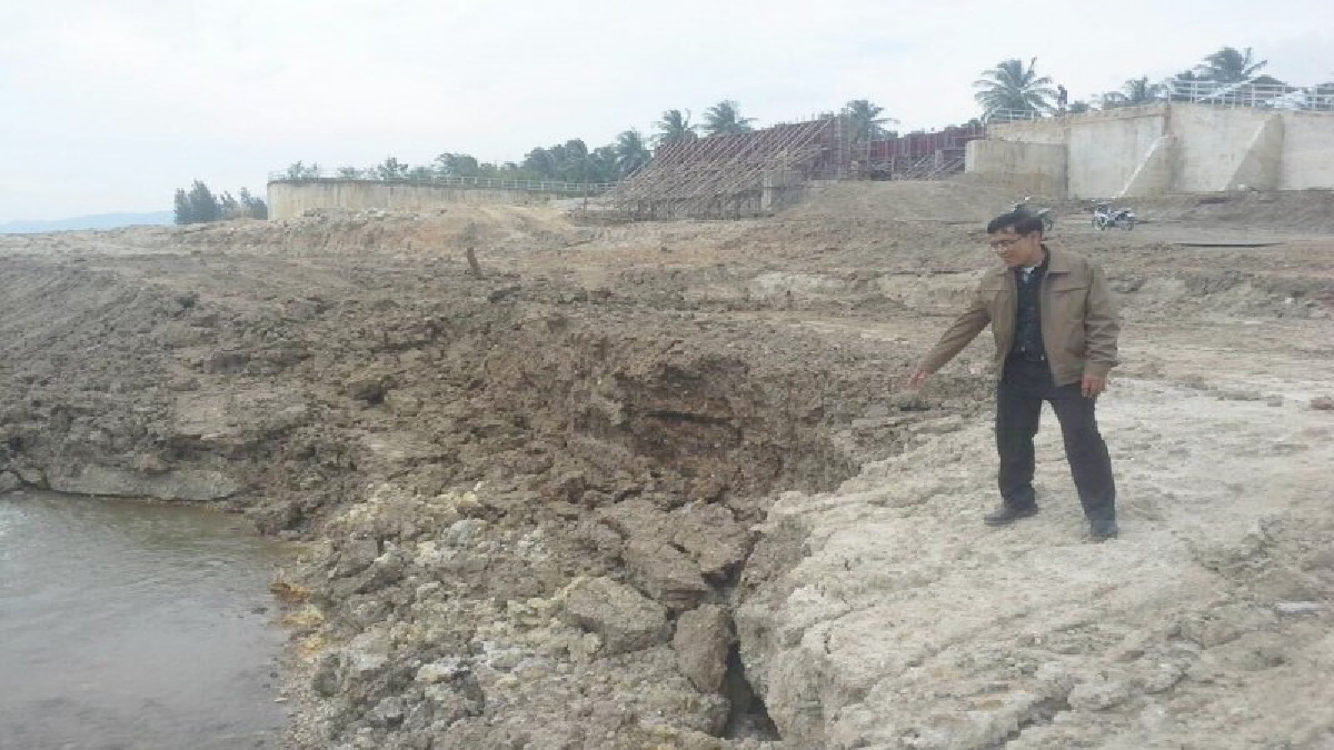 นายอำเภอบางสะพานข้องใจซ่อมอ่างเก็บน้ำมรสวบล่าช้า ด้านโรงเรียนอ่างทองเร่งฟื้นฟูหลังน้ำท่วมเสียหายหนัก