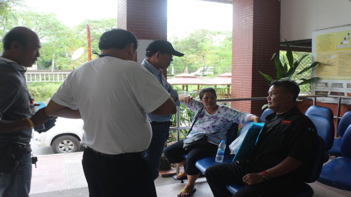 สุดเศร้า !! น้องชาย พร้อมเพื่อนไกด์ โร่รับศพพี่สาว เหยื่ออุบัติเหตุรถตู้ชนรถสิบล้อ ที่อยุธยา