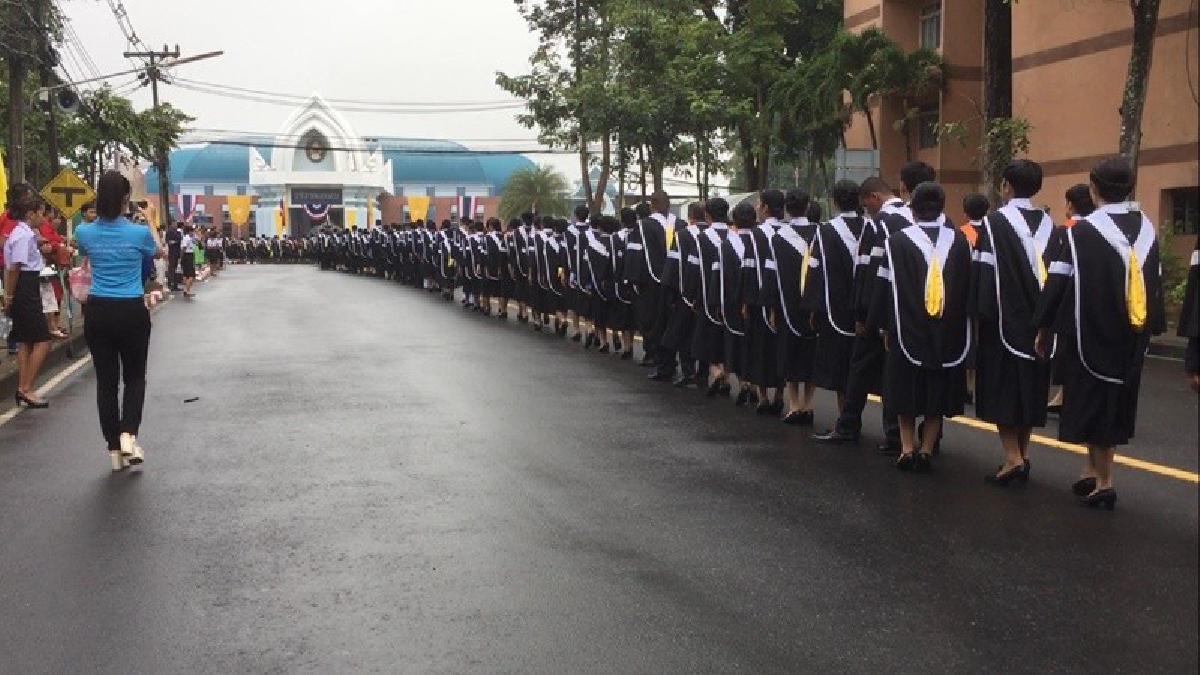 ในหลวงรัชกาลที่ 10 ทรงห่วงใยพสกนิกร พระราชทานเลี้ยงอาหารประชาชนที่มาเฝ้ารับเสด็จ วันพระราชทานปริญญาฯบัณฑิตทุกคนปลื้มปิติเป็นรุ่นแรกฯ (คลิป)