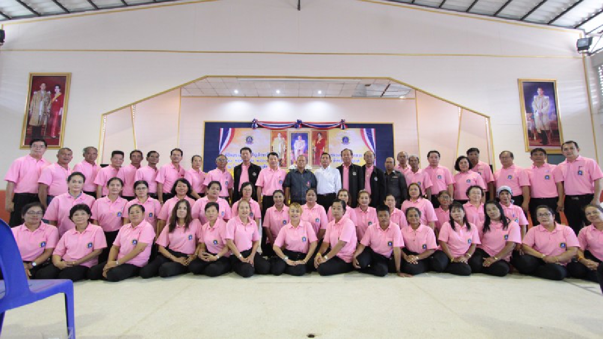 นราธิวาส...!! มอบเสื้อชมพู ตราสัญลักษณ์แก่ชมรมคนรักในหลวง พร้อมดำเนินตามปรัชญาเศรษฐกิจพอเพียง (มีคลิป)