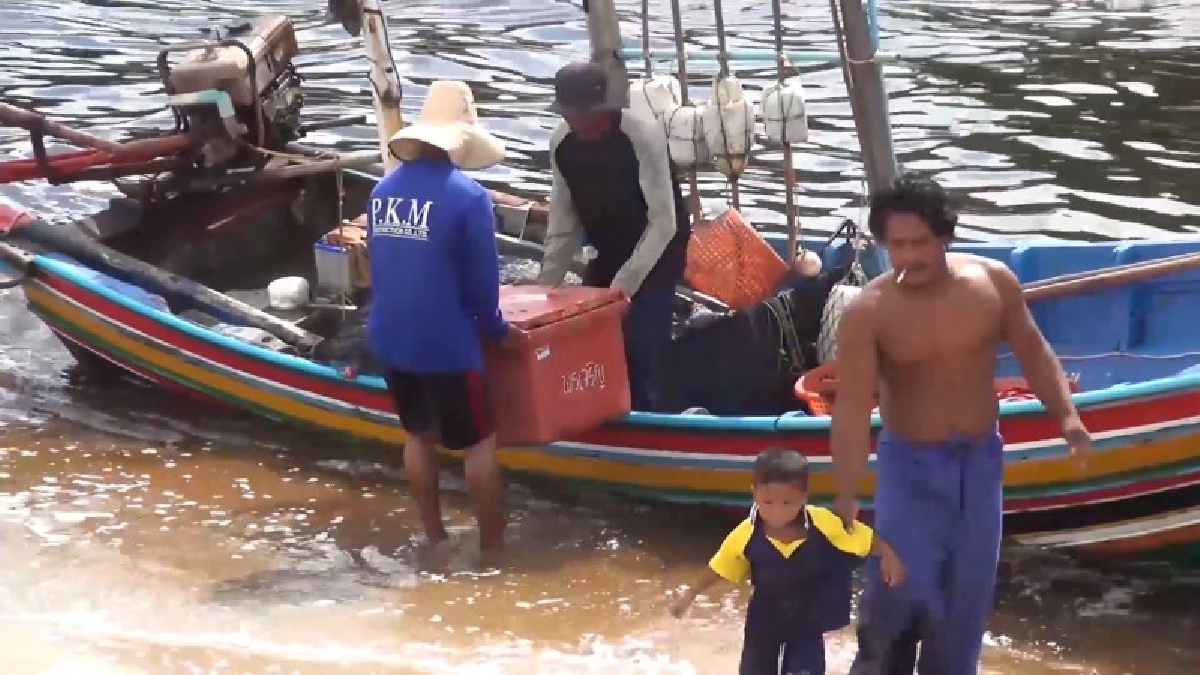 สงขลา..!! ชาวประมงพื้นบ้านบ้านเฮ นำเรือออกไปทำการประมง จับกุ้งจับปลาได้ หลังคลื่นลมในทะเลลดความรุนแรงลง (คลิป)