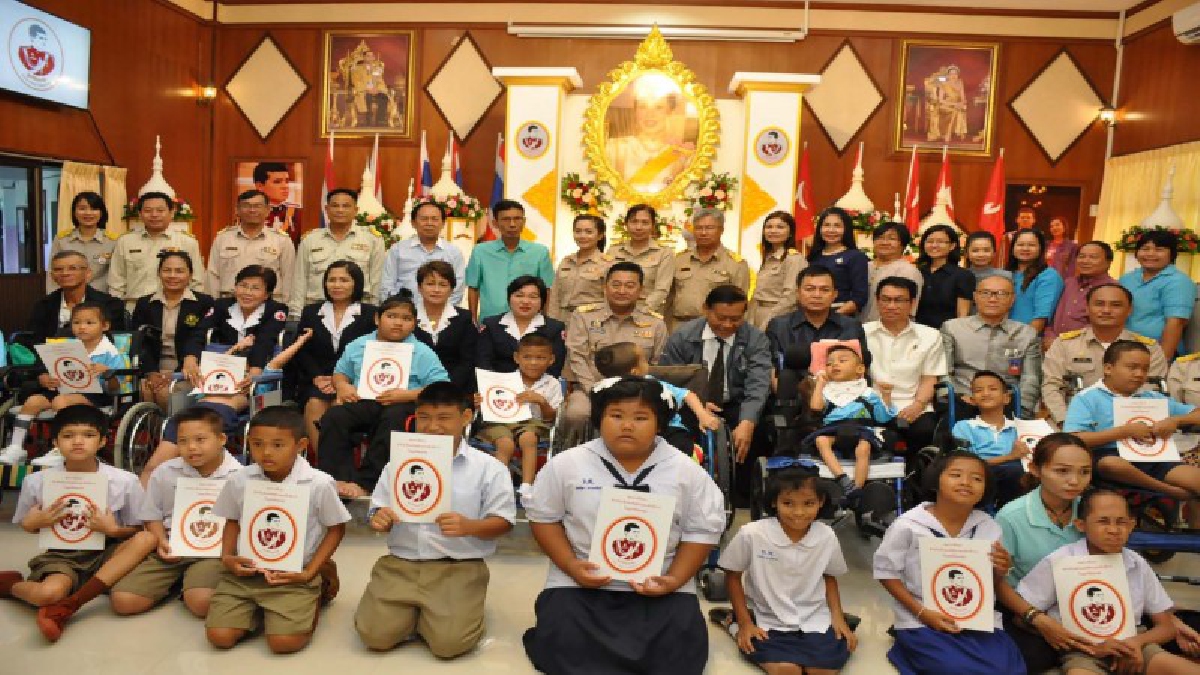 สุพรรณบุรี..!! พิธีมอบทุนสนับสนุนการศึกษา มูลนิธิคุณพุ่ม แก่เด็กออทิสติกและเด็กพิการในมูลนิธิคุณพุ่ม