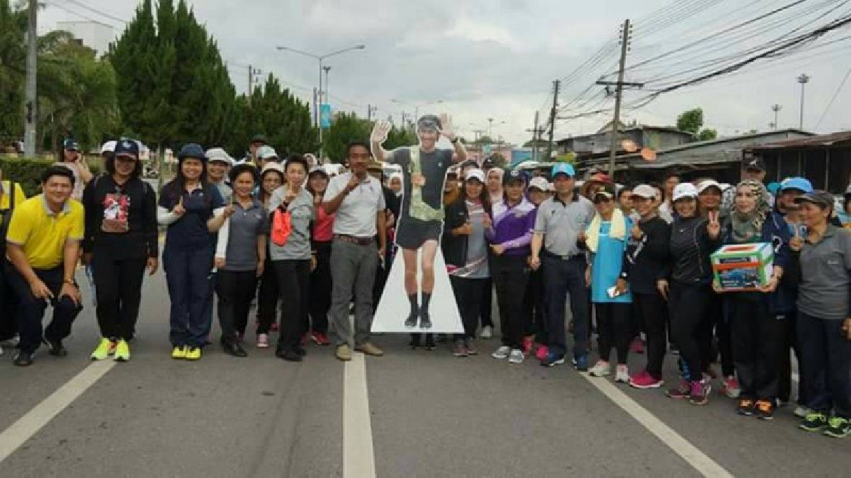 มวลชนชาวสุไหงโก-ลก ร่วมกิจกรรมเดินวิ่ง "ก้าวคนละก้าว" คนโก-ลก ส่งใจ ส่งเงินถึงมือพี่ตูน ร่วมช่วยเหลือโรงพยาบาลทั้ง 11 แห่ง