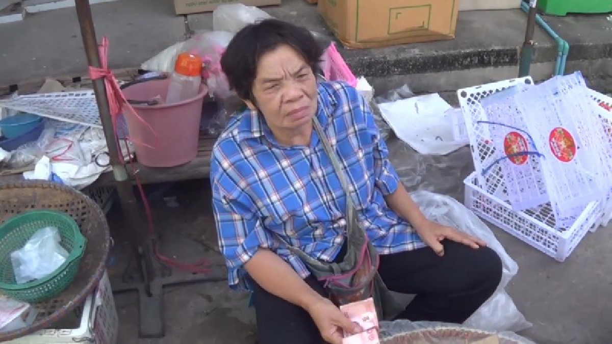หมดแรงทำมาหากิน !! แม่ค้าขายผัก-ผลไม้เมืองอ่างทองสุดช้ำ ฝากเตือนภัย ธนบัตรปลอมระบาดอีก รอบนี้โดนเองกับตัว (ชมคลิป)