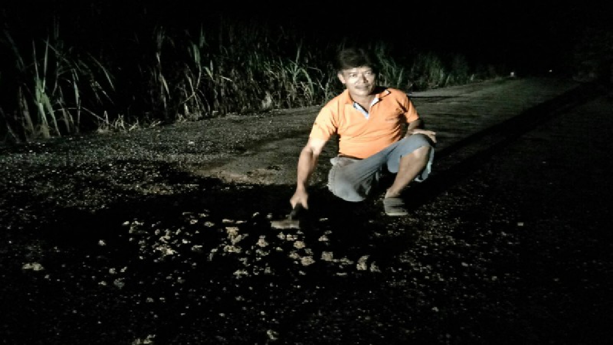 ทนไม่ได้ หากไม่คนเจ็บตาย !!หนุ่มใหญ่สุดทน หาลูกรัง ออกแรงกายนำหินมาถมถนนที่เป็นหลุมใหญ่ ถ่ายรูปประจานหน่วยงานรัฐ