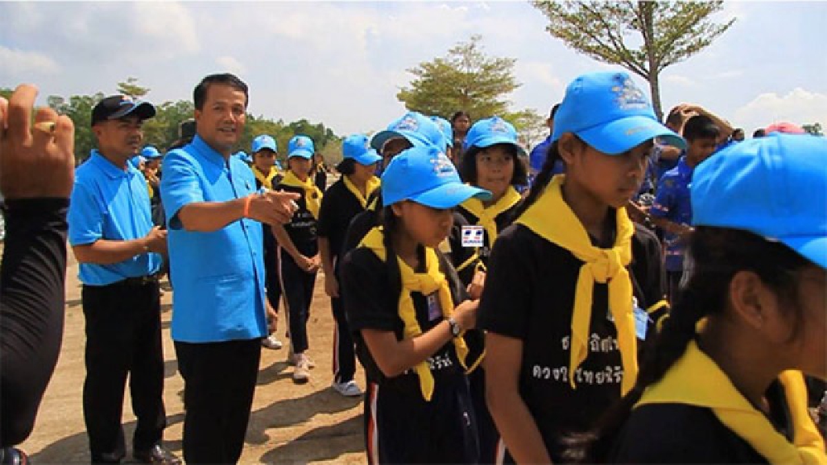 ชุมพร เด็กนักเรียนประถมแต่งชุดจิตอาสาตกแต่งต้นดาวเรืองรอบพระเมรุมาศจำลอง หลังงานพิธีถวายดอกไม้จันทน์ (ชมคลิป)
