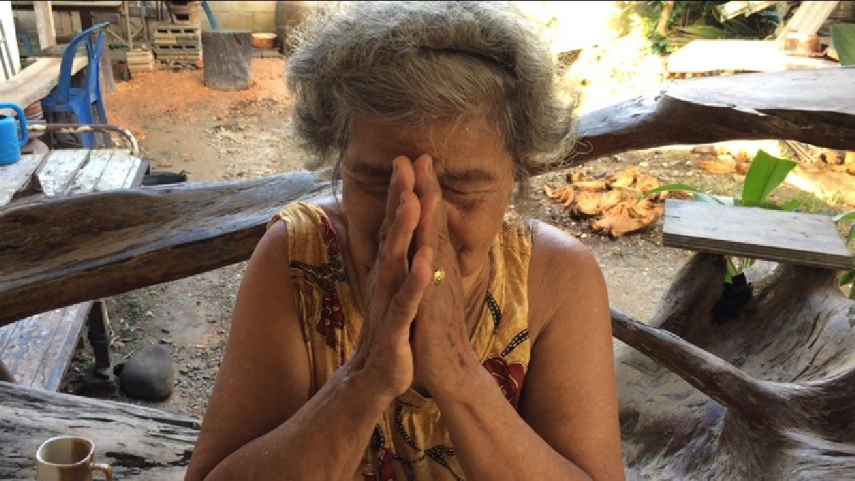 คุณยายวัย 76 สุดกลั้นน้ำตา ขอส่งกำลังใจให้ “ตูน บอดี้สแลม” ทำให้สำเร็จ ชมรมจักรยานป้าป้า ร่วมด้วยช่วยตูน เดินรับบริจาคช่วยอีกแรง