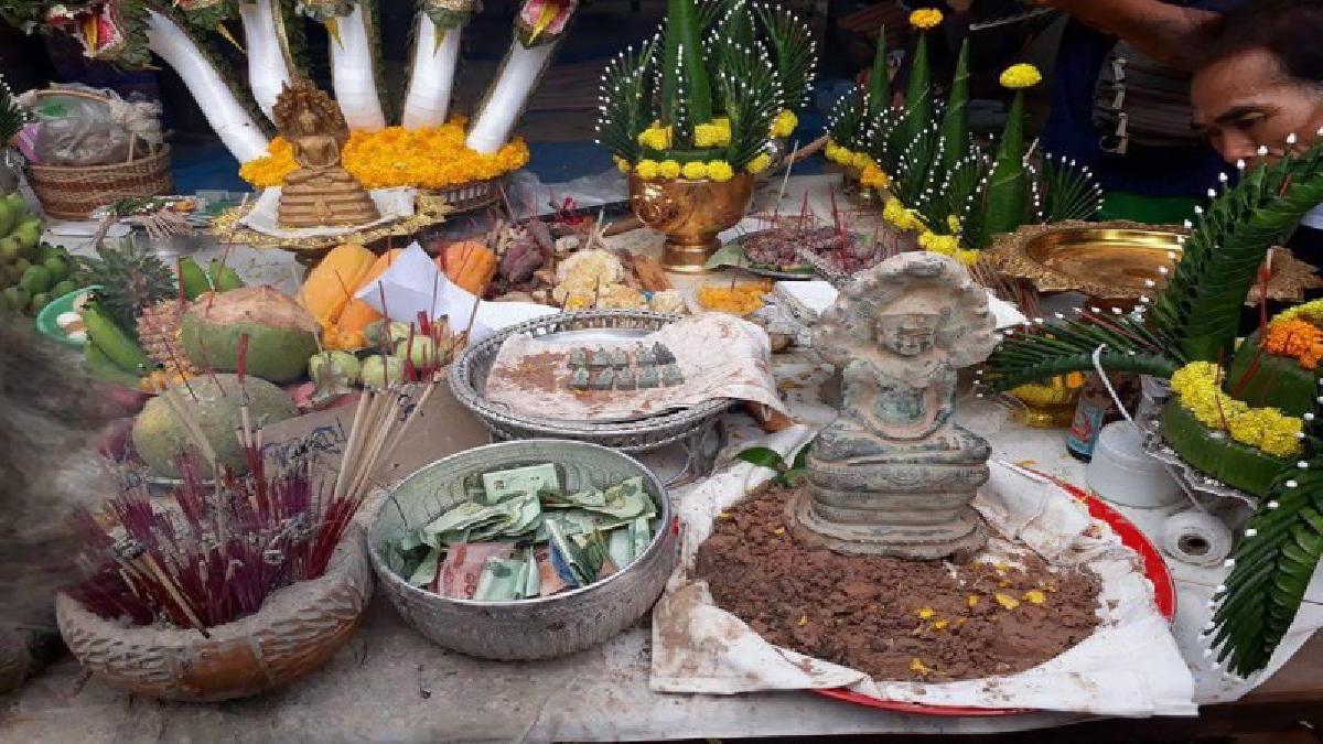 งวดนี้แรง !! คอหวยแห่ส่องเลขเด็ดพญานาคเ ข้าฝันเจ้าของบ้าน ขุดพบวัตถุโบราณเพียบ กรมศิลป์ฯชี้อายุกว่า 230 ปี ทำเอาลอตเตอรี่เกลี้ยงแผง (ชมคลิป)