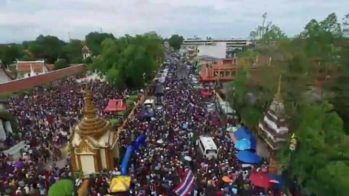 ภาพสุดกลั้นน้ำตา !! ชาวนครศรีธรรมราชนับแสนคน พร้อมใจออกมาให้กำลังใจ"ตูน บอดี้สแลม" เนืองแน่นตลอดเส้นทาง (ชมคลิป)