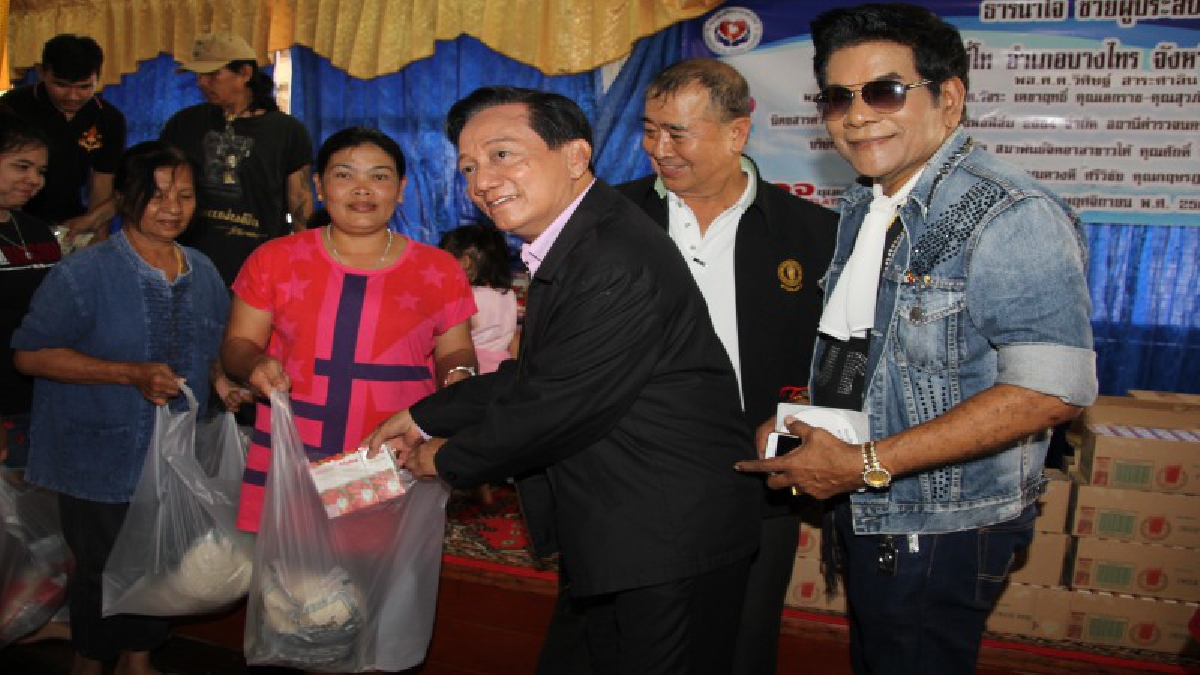 คนไทยไม่ทิ้งกัน !! "สดใส รุ่งโพธิ์ทอง" นักร้องลูกทุ่งรุ่นใหญ่ นำทีมลงพื้นที่บางไทร แจกของช่วยผู้ประสบภัยน้ำท่วม (ชมคลิป)
