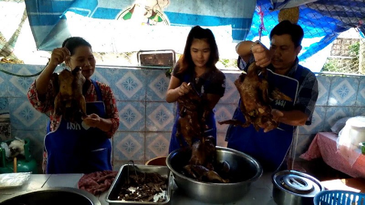 อร่อยจนต้องอ้าปากค้าง!!ก๋วยเตี๋ยวเป็ดสูตรตุ๋นยาจีนเด็ดจากประเทศญี่ปุ่น 1 เดียวในพะเยา คนแห่กินตรึม