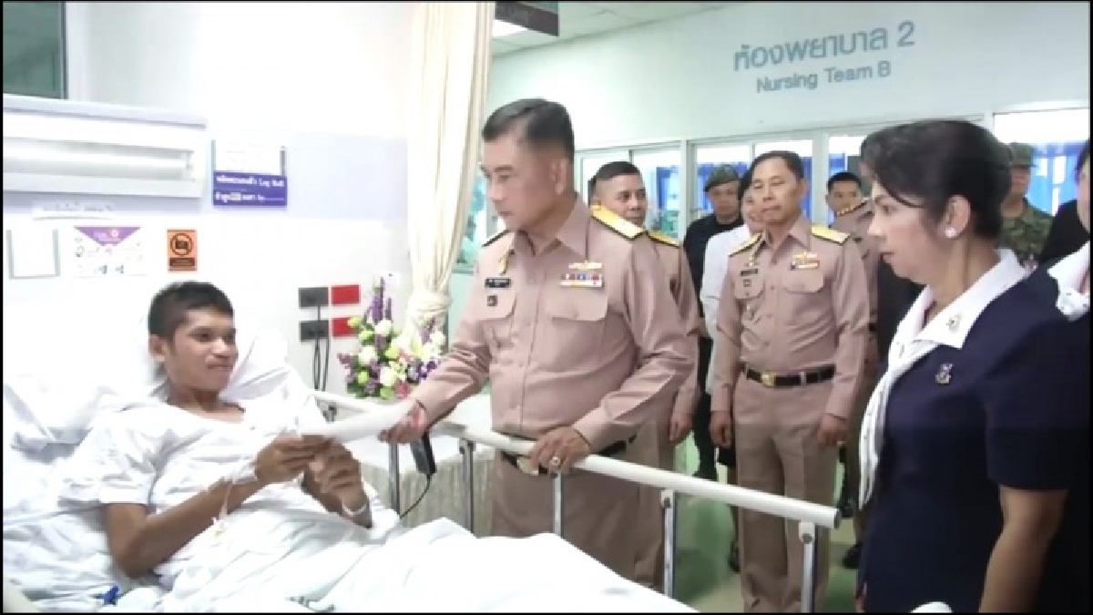 ผบ.ทร.เข้าเยี่ยม ให้กำลังใจกำลังพลที่ได้รับบาดเจ็บขณะปฏิบัติหน้าที่ ในพื้นที่สามจังหวัดชายแดนภาคใต้ ที่ รพ.มอ.หาดใหญ่ (ชมคลิป)