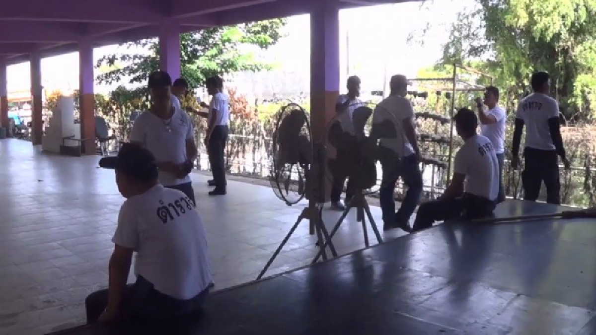 อ่างทอง !! ตำรวจ-ทหาร เร่งทำความสะอาด ซ่อมแซม พื้นที่และอุปกรณ์การเรียนการสอนโรงเรียนเทศบาลวัดอัมพวัน (คลิป)