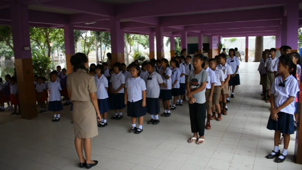 อ่างทอง..!! โรงเรียนเทศบาลวัดอัมพวัน เปิดทำการเรียนการสอนตามปกติ หลังถูกน้ำท่วมขังจนต้องเลื่อนเปิดภาคเรียน (คลิป)