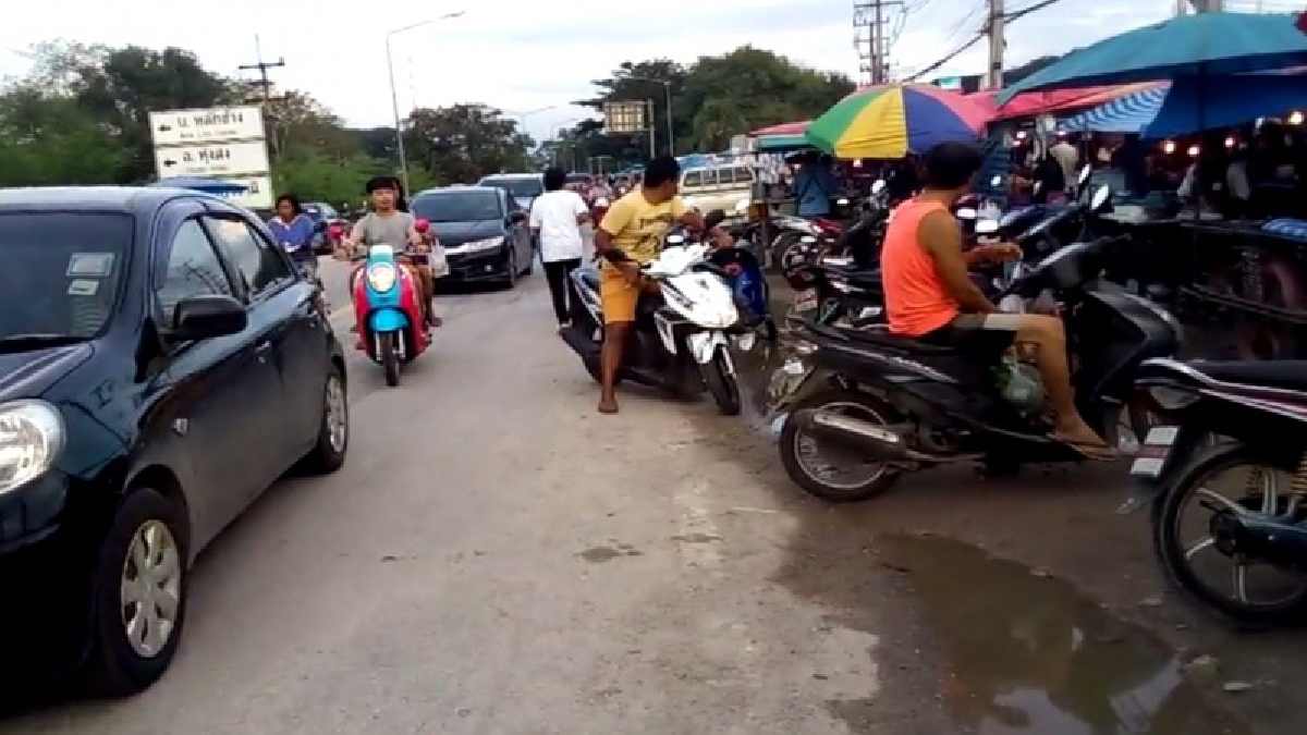 โวยดังๆ!! ตลาดนัด “สามแยกหนองดี” ต้นเหตุการจราจรติดขัด ขัดขวางการพัฒนาสร้างถนนสี่เลน หัวหน้าหมวดแขวงการทางยอมรับหนักใจไม่น้อย..!! (คลิป)
