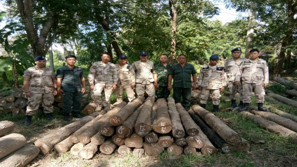 ขบวนการไม้เถื่อนเหิมหนัก ลอบตัดไม้บริเวณห้วยโปร่ง ป่าสงวนแห่งชาติแม่พวก จ.แพร่ นำกำลังบุกยึดไม้สักกว่า 30 ท่อน (ชมคลิป)