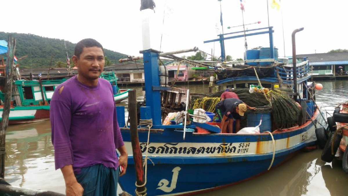 ฟ้าผ่า 4 หนุ่มเรือประมงกลางทะเล ขณะออกวางลอบปู "ทั้งหมด..รอดราวปาฎิหาริย์" (ชมคลิป)