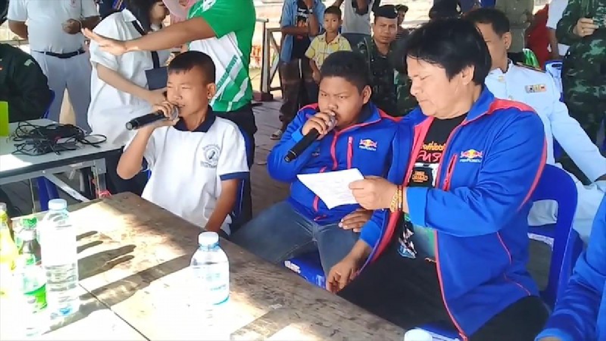 มันส์อะไรขนาดนี้ !! นักพากย์เรือยาวรุ่นจิ๋ว โชว์เสียงในการแข่งขันเรือยาวสืบสานประเพณีวัฒนธรรมทางสายน้ำ&ldquo;ลำน้ำมูล&rdquo; บอกได้คำเดียว สุดยอด (คลิป)