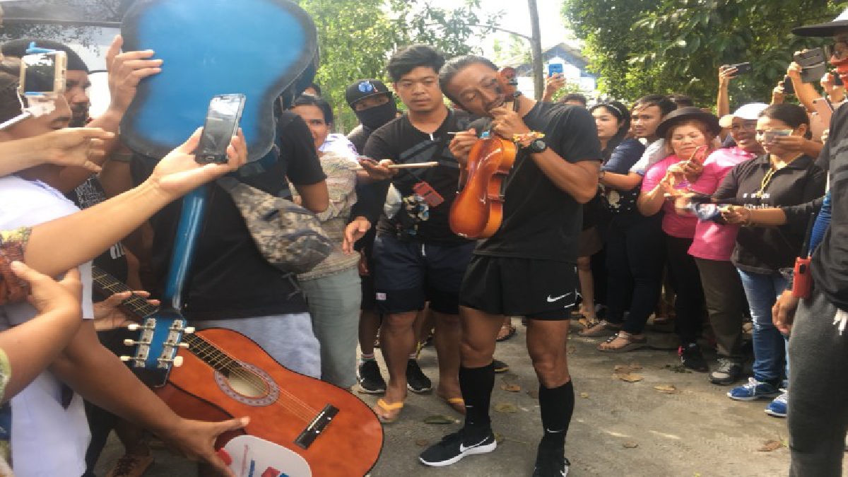 พี่ี่น้องชาวท่าศาลาและชาวสิชล ร่วมกันตีทับยาว ต้อนรับพี่ตูนและคณะอย่างคึกคัก