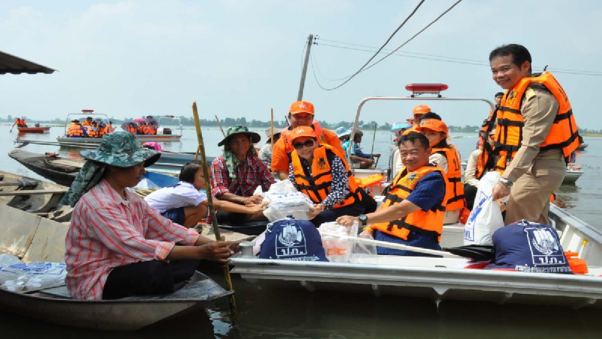 สุพรรณบุรี..!! นายกสมาคมแม่บ้านมหาดไทย มอบถุงยังชีพช่วยเหลือผู้ประสบภัยอุทกภัย (มีคลิป)
