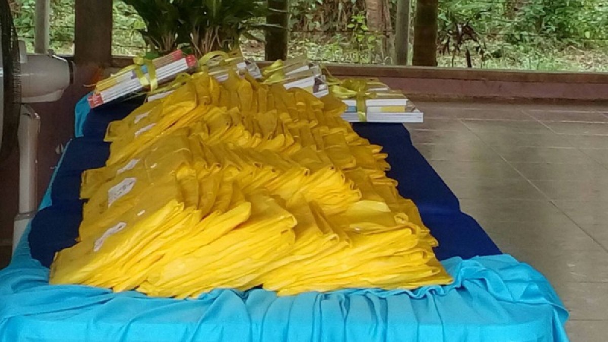 สตูล..!! สภากาชาดไทย จัดโครงการปันน้ำใจในสายฝน มอบเสื้อกันฝนให้เด็กนักเรียน ในถิ่นกันดารไว้ใช้ในช่วงฤดูฝน (คลิป)