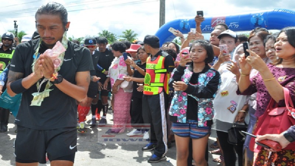 คืบหน้าอาการบาดเจ็บพี่ตูน !! เหตุแฟนคลับดึง-ถ่ายภาพ อาการเริ่มกำเริบ ทีมงานต้องปรับแผน แจ้งหยุดวิ่งก่อนครบจุดที่กำหนด (ชมคลิป)