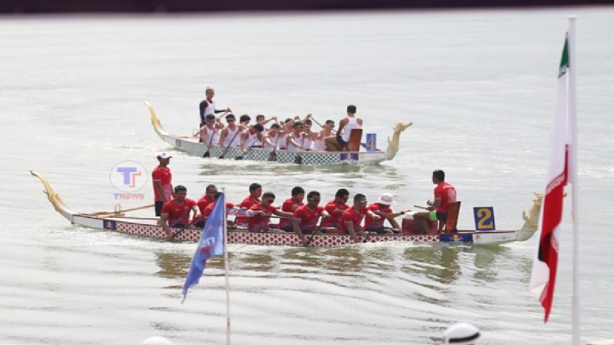 เริ่มแล้ว การแข่งขันเรือพายประเพณีและเรือพายนานาชาติ หนึ่งในมหกรรมสวนสนามทางเรือนานาชาติ เฉลิมฉลองการก่อตั้งประชาคมอาเซียนครบรอบ 50ปี (คลิป)