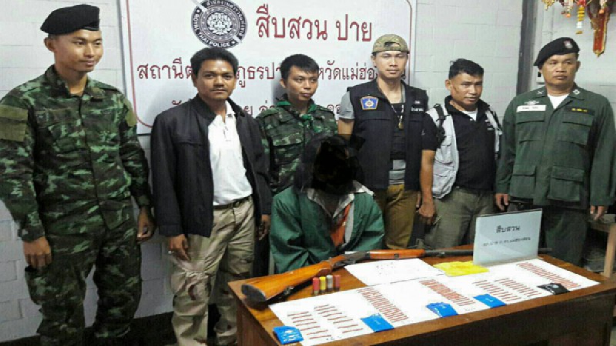 ปิดล้อมกระท่อม รวบหนุ่มดอยลักลอบเสพ-ขายยาบ้า อ.ปาย พร้อมลูกซองยาว 1 กระบอก