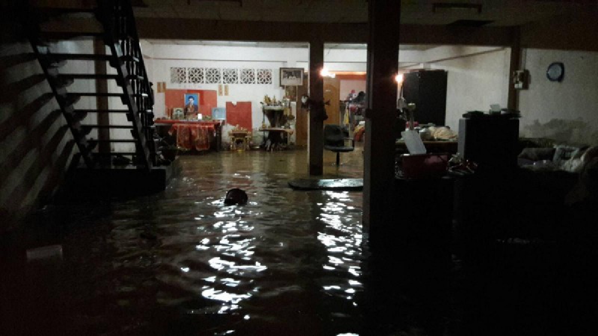 กระบี่อ่วม !! พายุฝนถล่มหนัก น้ำท่วมหลายสิบหลังคาเรือน หนักสุดนับจากปี 54 (ชมคลิป)