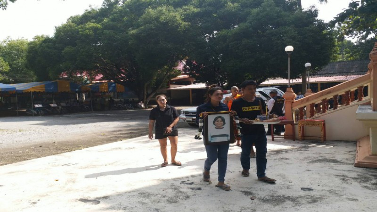 เผาแล้ว "สาวใหญ่ถูกทอมพร้อมพวก ขึงพืดกรอกยาฆ่าแมลง" ตร.รับปาก เร่งทำคดีให้ชัดเจน จะกระจ่างในไม่ช้า (ชมคลิป)