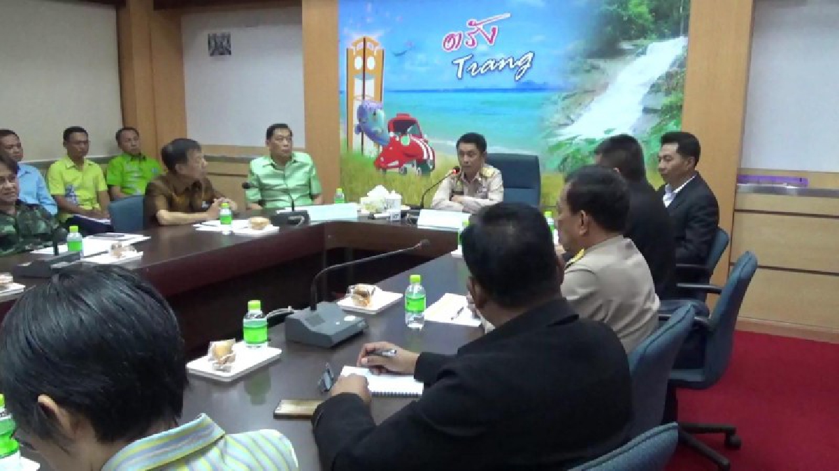 ผู้ว่าราชการตรัง พร้อมหน่วยงานที่เกี่ยวข้อง แกนนำเรียกร้องแก้ปัญหาราคายางพาราตกต่ำ ร่วมหาทางแก้ปัญหาราคายาง ขณะที่ผู้ว่า โบ้ยอุ้มแกนนำ