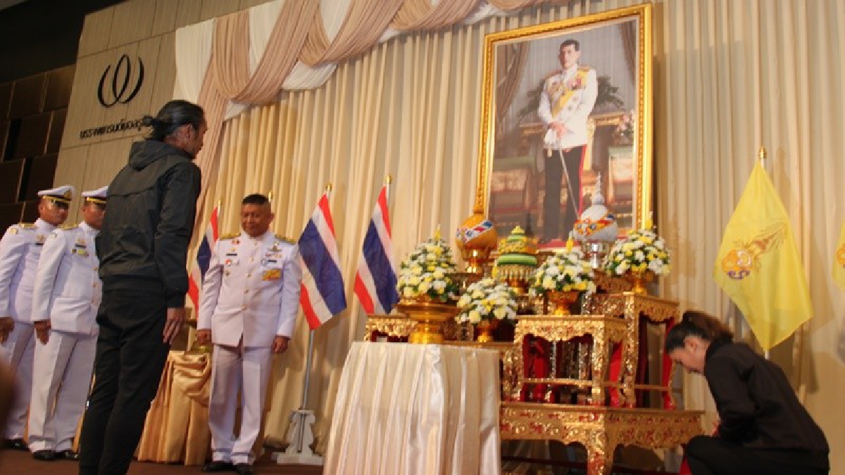 ผู้ช่วยราชเลขานุการในพระองค์ เชิญสิ่งของพระราชทาน มอบให้ ตูน บอดี้สแลม และคณะ เพื่อให้กำลังใจทำโครงการก้าวคนละก้าวให้สำเร็จ (มีคลิป)