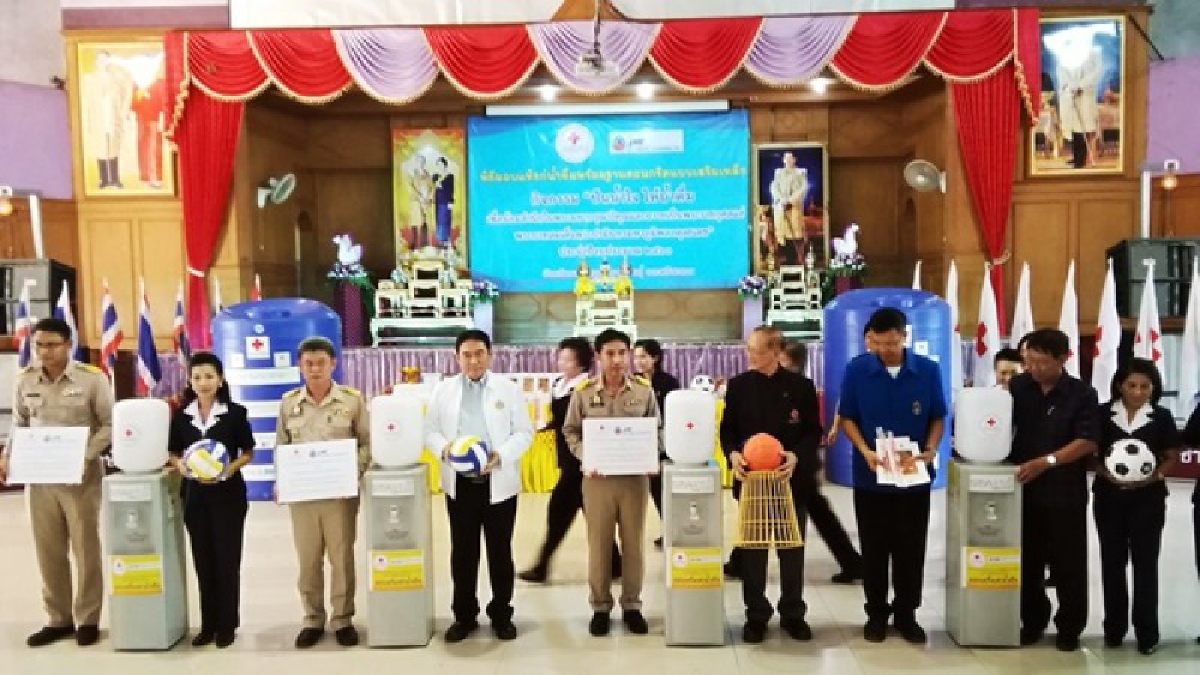 สำนักงานบรรเทาทุกข์ฯ และสภากาชาดไทย มอบแท็งน้ำดื่ม อุปกรณ์กีฬา ปันน้ำใจ ให้น้ำดื่ม เพื่อสำนึกในพระมหากรณาธิคุณฯ (มีคลิป)
