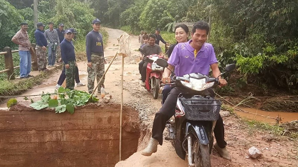 สุราษฎร์อ่วม !! ฝนถล่มทั้งคืน ถนนหลายหมู่บ้านคอสะพานทรุด ทหารนพค.46 พร้อมจนท.รุดสำรวจ-แก้ปัญหาเร่งด่วน (มีคลิป)