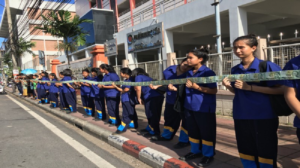 ยาวที่สุดในโลก !! ร้อยสายธารแห่งศรัทธา ด้วยแบงค์ยี่สิบยาวที่สุดเกือบ 4 กิโลเมตร สมทบโครงการก้าวคนละก้าว มอบให้พี่ตูน (มีคลิป)