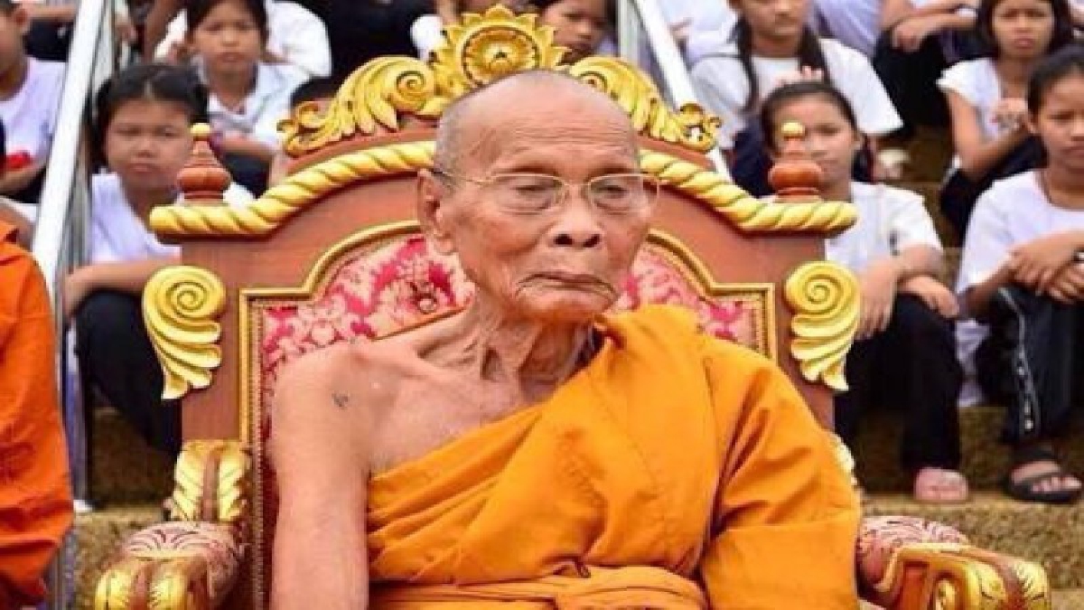 "หลวงพ่อเพี้ยน" เกจิดังบ้านหมี่ป่วยหนัก คณะสงฆ์ลพบุรี 79 รูป ร่วมสวดมนต์ เจริญจิตภาวนาส่งถึงหลวงพ่อ (มีคลิป)