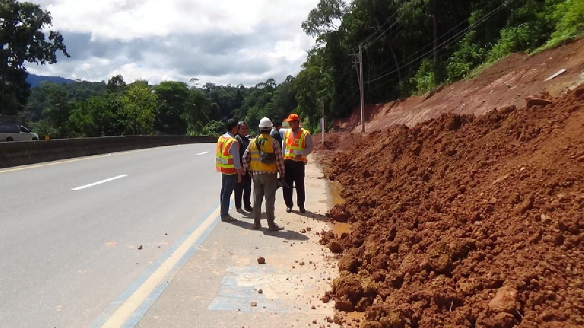 แขวงทางหลวงตรังทุ่ม 44 ล้าน !! แก้ปัญหาดินสไลด์บนเขาพับผ้า ช่วยเหลือประชาชนและนักท่องเที่ยวที่ใช้สัญจรไปมา