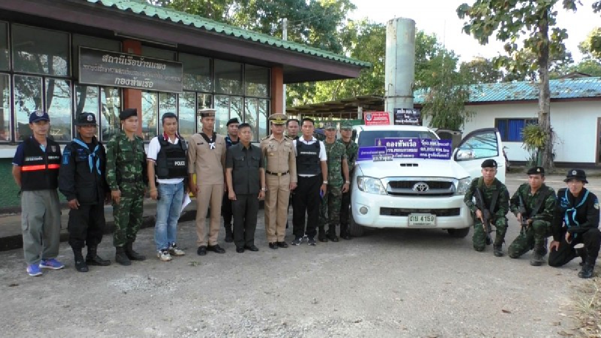 ไม่รอดสายตา!! นรข.สกัดยึดรถกระบะเตรียมส่งขายข้ามชาติ อาศัยท่าทรายลำเลียง คาดรถยนต์มาจากโจรกรรมและบ่อนจำนำ เข้มชายแดนไทย-ลาว (คลิป)