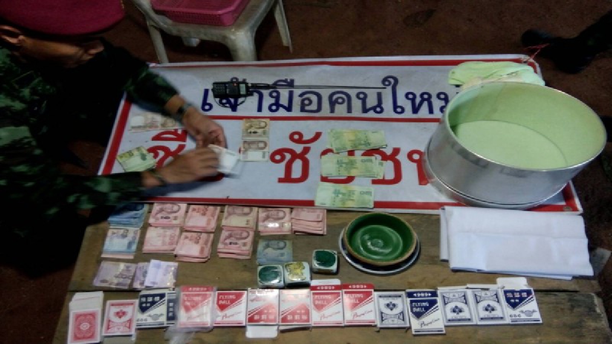 กระเจิง !! ทหารสนธิกำลังปิดล้อมสวนยาง หลังแอบเปิดบ่อนการพนันเย้ยกฏหมาย รวบผีพนัน 38 ราย (มีคลิป)