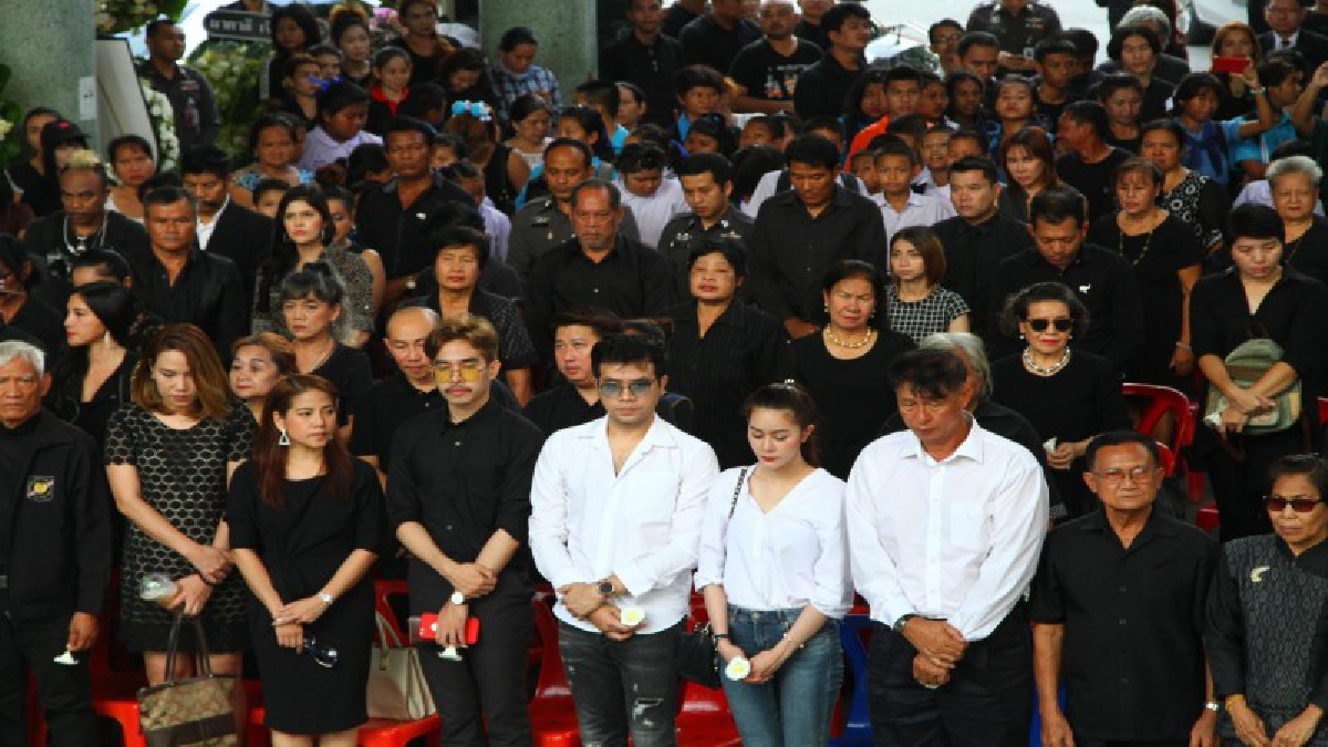 สุดอาลัย !! เพื่อนศิลปินดารา-นักร้อง ร่วมงานร่วมพิธีฌาปนกิจ "โจ บอยสเก๊าท์" หลั่งน้ำตาร่วมร้องเพลง "อย่ามาห้าม" เป็นครั้งสุดท้าย (มีคลิป)