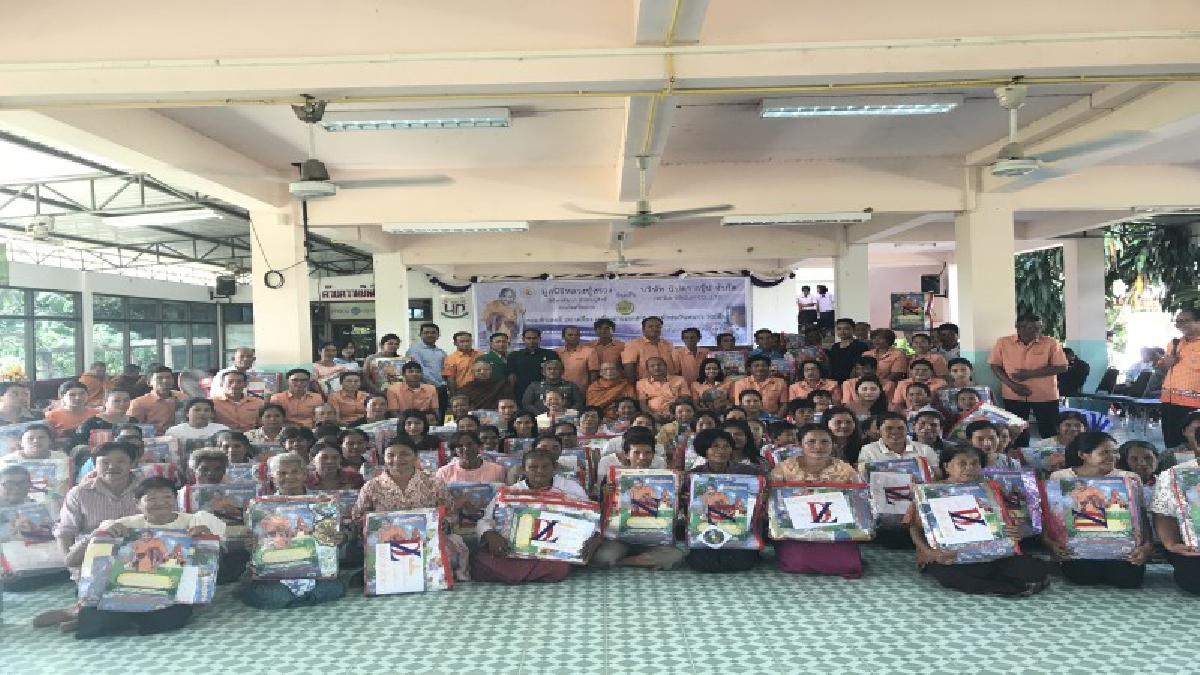 มูลนิธิหลวงปู่สรวงต้านภัยหนาว มอบผ้าห่มให้คนยากไร้ชายแดนเขาพระวิหาร และคอมพิวเตอร์ 20 เครื่องให้แก่ รร.บ้านนารังกา (มีคลิป)