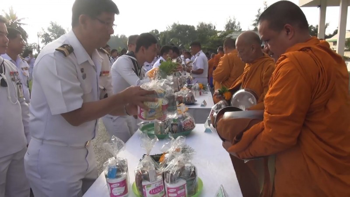 รองผู้บัญชาการทัพเรือภาคที่ 2 นำข้าราชการทหารเรือในสังกัดทัพเรือภาคที่ 2 ทำบุญตักบาตรเนื่องในวันกองทัพเรือ