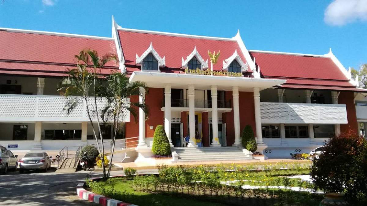 ศาลนครพนมคึกคัก..ลุ้นคำพิพากษา "คดีดังครูจอมทรัพย์" ตร.เข้มรับกองทัพสื่อ