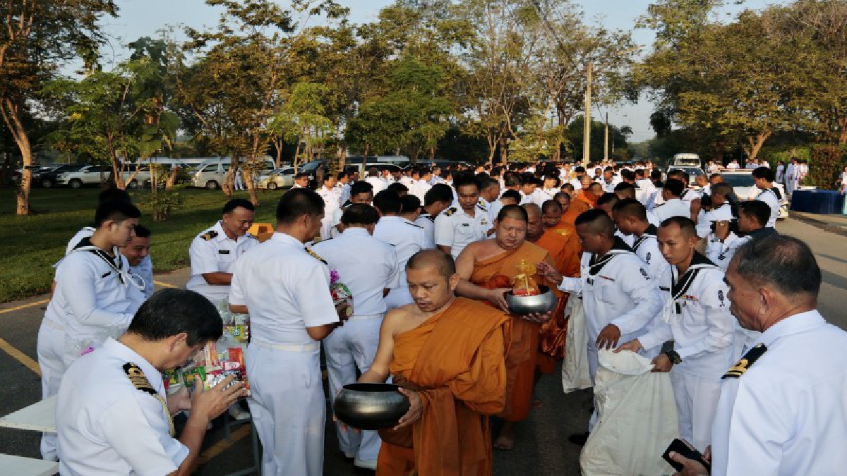 ทหารเรือร่วมทำบุญใส่บาตร พร้อมแถวรับฟังสารจากผบ.ทร.เนื่องในวันกองทัพเรือ