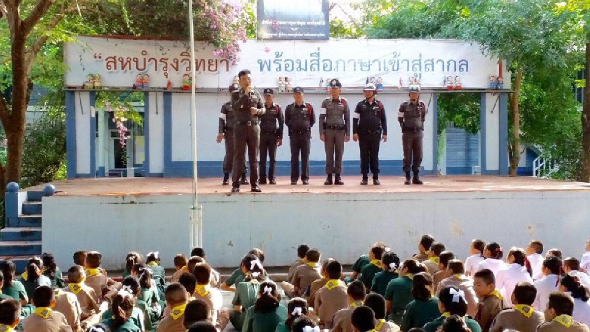 สภ.ดอนตูมพบปะนักเรียน พร้อมสอนเรื่องกฏหมายจราจร ตามโครงการครู 5 นาที