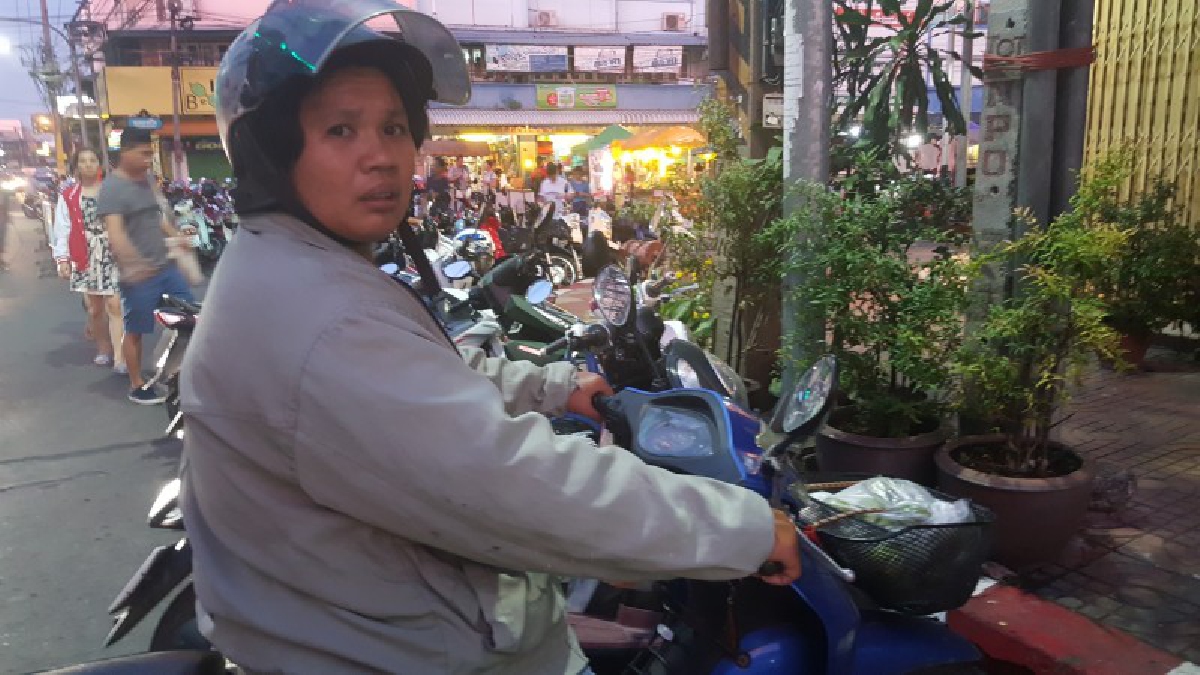อยู่ยากขึ้นทุกวัน !! แม่ค้าวีนแตก จอดรถไม่ถึง 20 นาที เจอโจรกระจอกย่องฉกข้าวกล่องแขวนหน้ารถ หายเกลี้ยง (คลิป)