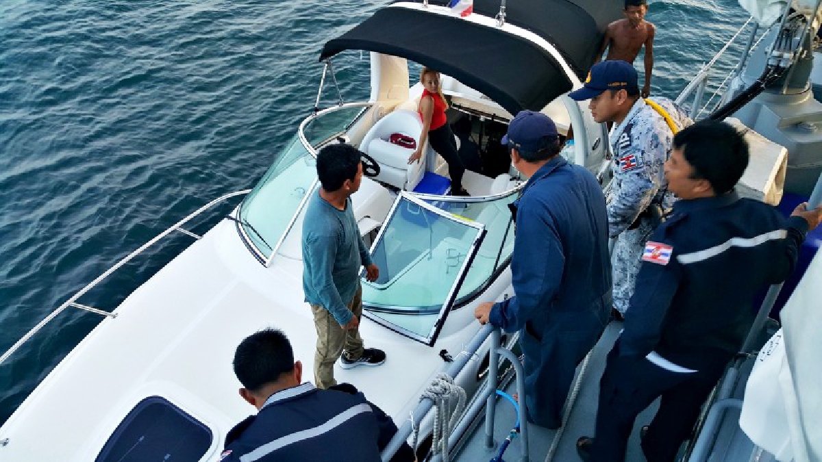 ทรภ 1 รุดช่วยเรือท่องเที่ยวเครื่องยนต์ขัดข้อง ลอยเคว้งกลางทะเลเกาะคราม น่านน้ำ อ.สัตหีบ (มีคลิป)